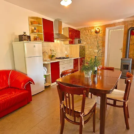 Mit Privatpool Fuer 5 Personen Ca 100 Qm In Svetvincenat, Istrien Binnenland Von Istrien Svetvincenat