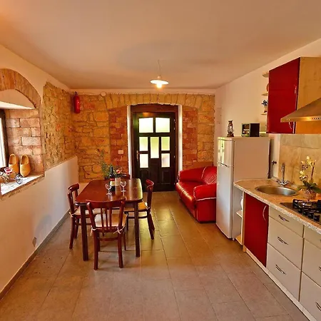 Mit Privatpool Fuer 5 Personen Ca 100 Qm In Svetvincenat, Istrien Binnenland Von Istrien Holiday home Svetvincenat