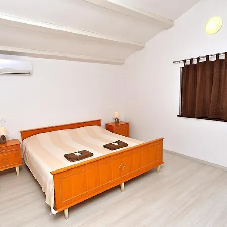 Mit Privatpool Fuer 5 Personen Ca 100 Qm In Svetvincenat, Istrien Binnenland Von Istrien